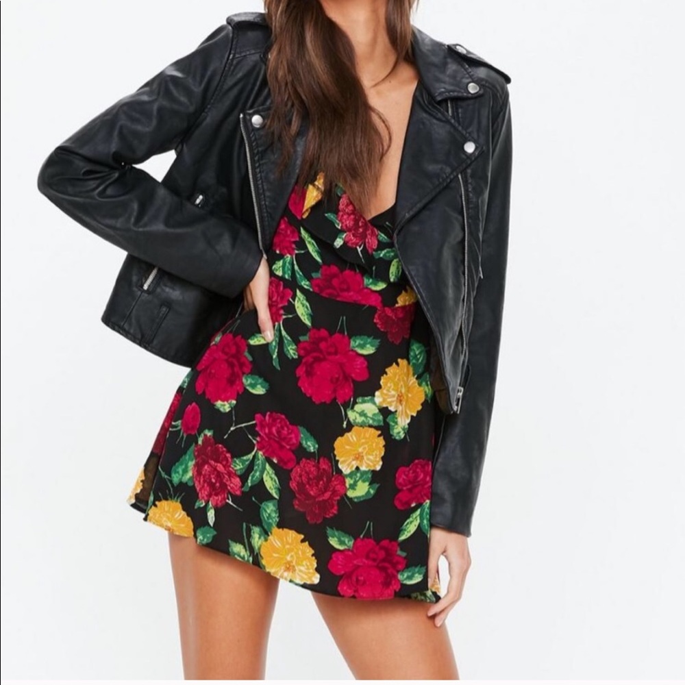 Missguided Floral Wrap Tea Dress๐น - Picture 2 of 8